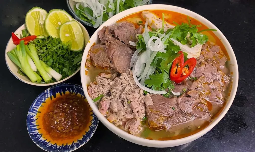 Hướng dẫn chi tiết cách làm bún bò Huế chuẩn vị tại nhà