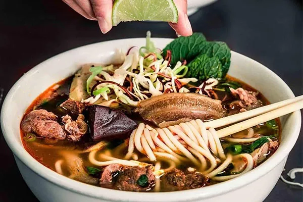Vì sao nhiều người muốn học cách làm bún bò Huế tại nhà?