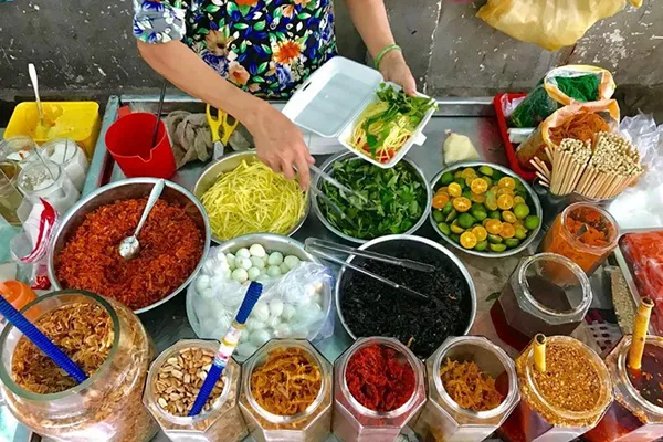 Vì sao đồ ăn vặt lại có sức hút đặc biệt với học sinh?